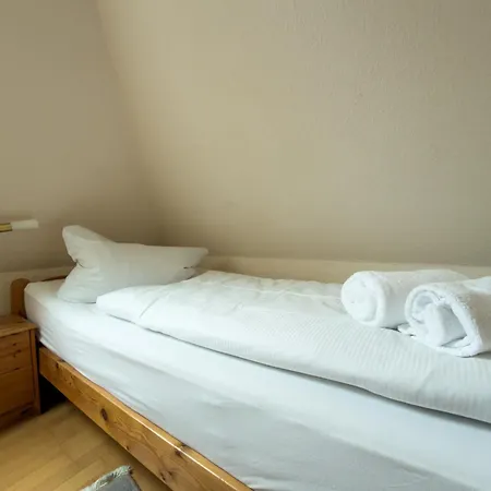 Land & 22 Apartman